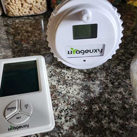 Urageuxy Wireless Floating Easy To Read Digital Pool Thermometer - Picture 2 of 4